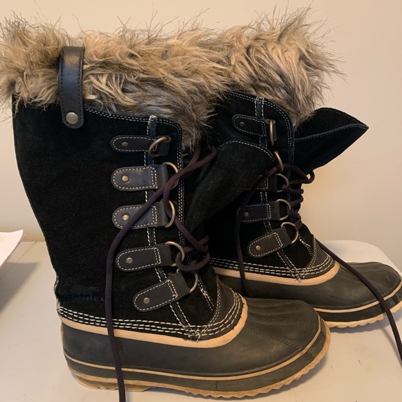 Waterproof winter boots
Size 7
Faux fir
Suede upper
Black in color - Picture 3 of 6